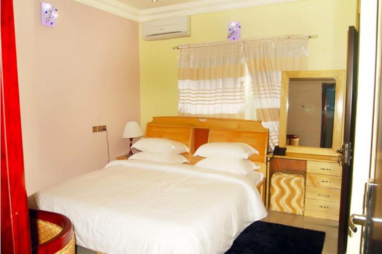 Milestone Hotel Ogombo Exterior photo