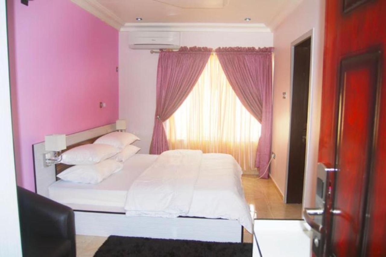 Milestone Hotel Ogombo Exterior photo